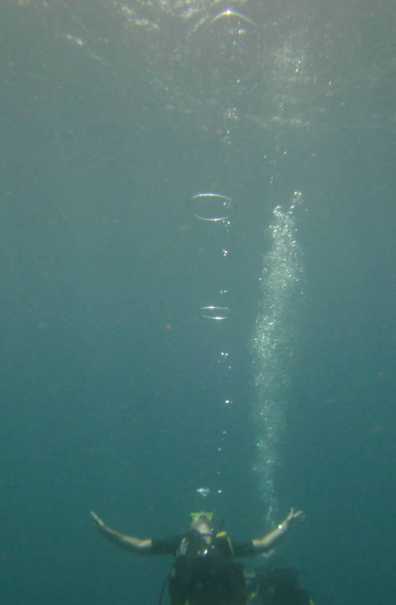 Nosso guia demonstra suas habilidades com bolhas no nosso tempo de descompressão, após mergulho em naufrágio em St. Pierre, no norte de Martinica